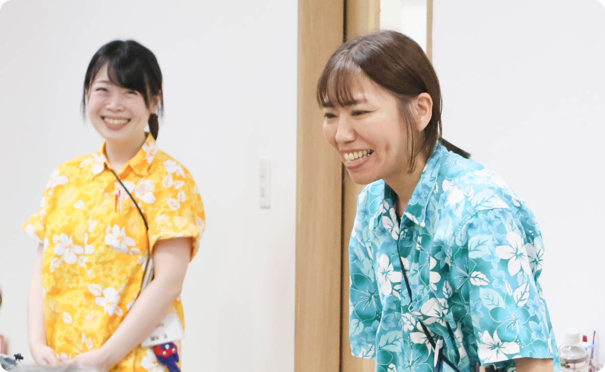 スタッフ同士で支え合う様子